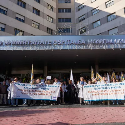 VITORIA, 11/12/2025.- Decenas de médicos se han concentrado este jueves ante el HUA de Txagorritxu en la segunda jornada de la huelga de médicos convocada a nivel estatal y que ha sido secundada en Euskadi por un 19,02 % de los facultativos en el turno de mañana, según los datos facilitados por Osakidetza. EFE/L.rico
