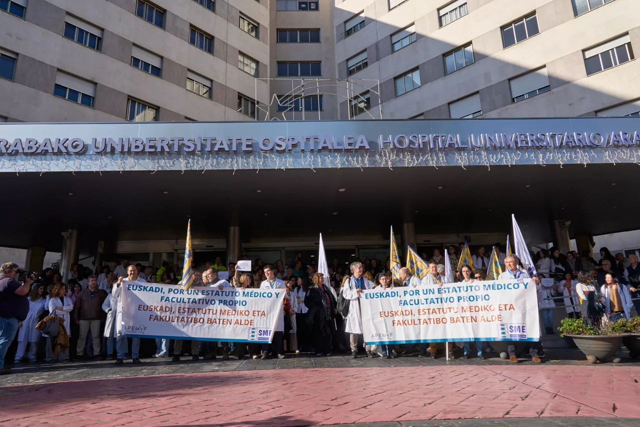 VITORIA, 11/12/2025.- Decenas de médicos se han concentrado este jueves ante el HUA de Txagorritxu en la segunda jornada de la huelga de médicos convocada a nivel estatal y que ha sido secundada en Euskadi por un 19,02 % de los facultativos en el turno de mañana, según los datos facilitados por Osakidetza. EFE/L.rico
