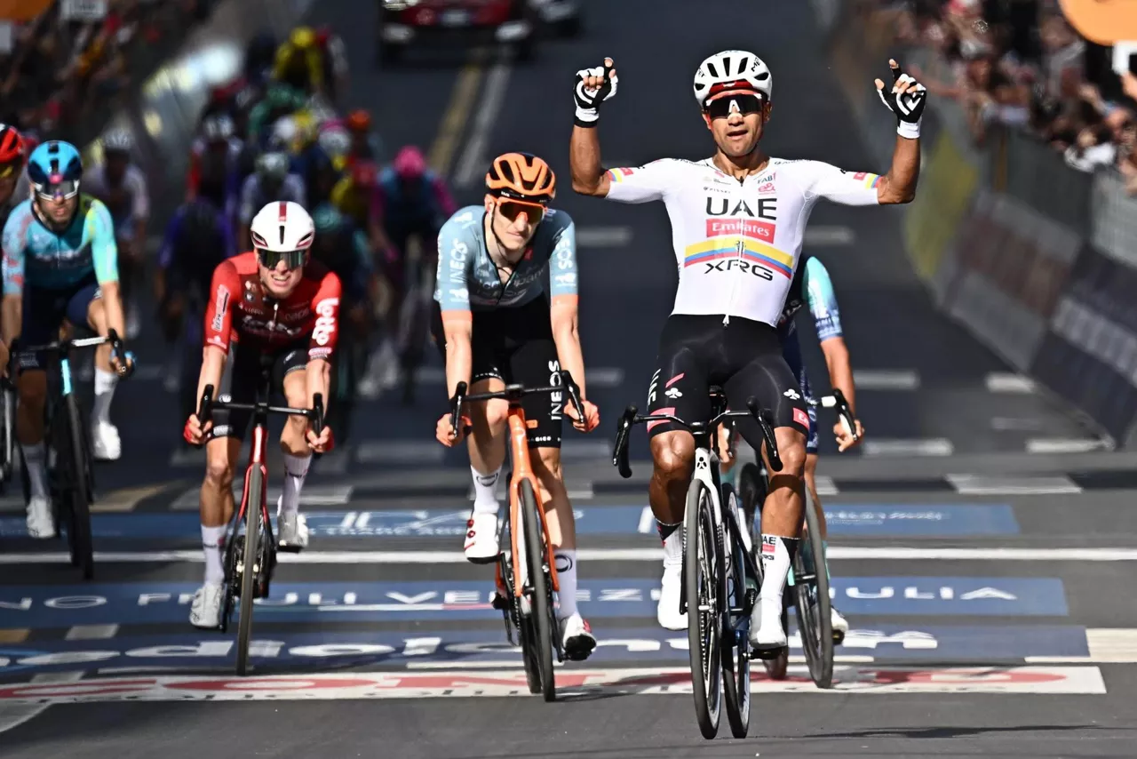 COSENZA (Italy), 12/05/2026.- Ecuadorian cyclist Jhonatan Narvaez of UAE Team Emirates - XRG celebrates after crossing the finish line to win the 4th stage of the Giro d'Italia cycling tour over 138km from Catanzaro to Cosenza, Italy, 12 May 2026. (Ciclismo, Italia) EFE/EPA/LUCA ZENNARO

