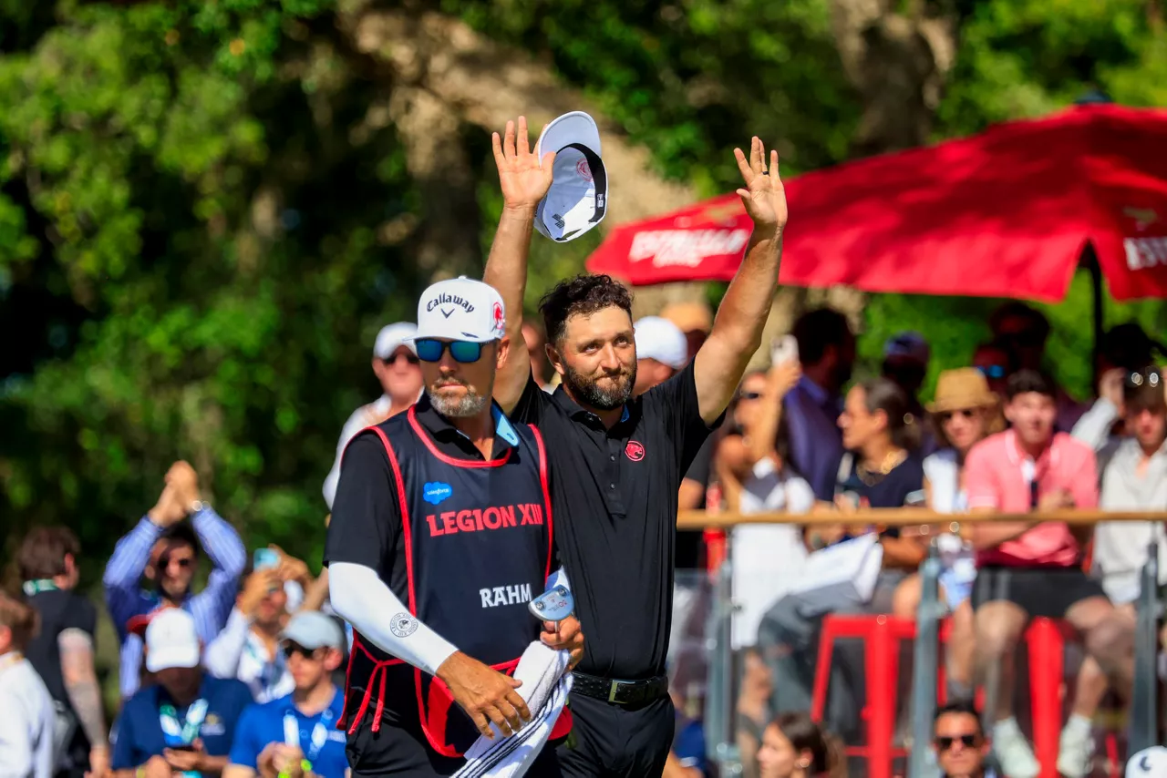 SAN ROQUE (CÁDIZ), 07/06/2026.- El golfista de Barrika Jon Rahm celebra el segundo puesto en el LIV Golf Andalucía, en San Roque (Cádiz). EFE/ A.Carrasco Ragel
