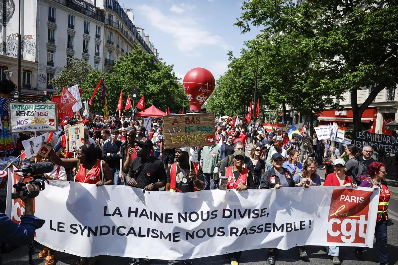 PARIS (France), 01/05/2026.- Thousands of protesters take part in the annual May Day demonstration in Paris, France, 01 May 2026. Labor Day, also known as International Workers' Day or May Day, is observed annually on 01 May worldwide to celebrate the economic and social achievements of workers and fight for laborers' rights. (Francia) EFE/EPA/YOAN VALAT
