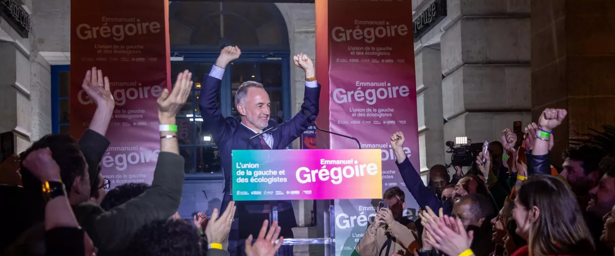 PARIS (France), 22/03/2026.- Emmanuel Gregoire, candidate for the Socialist Party (PS) and the left-wing coalition in the 2026 Paris municipal elections, celebrates after exit polls showed he was leading in the second round of the French municipal elections in Paris, France, 22 March 2026. (Elecciones, Francia) EFE/EPA/CHRISTOPHE PETIT TESSON
