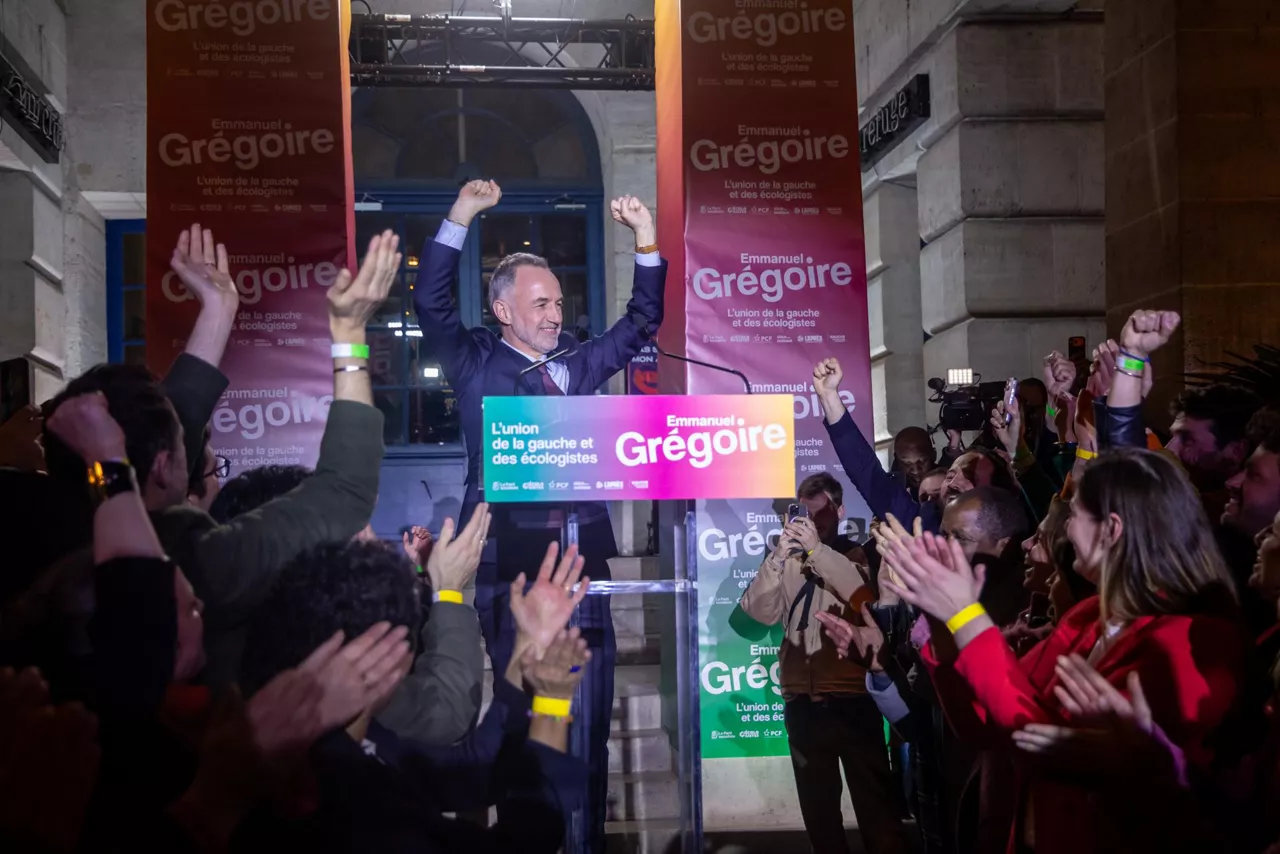 PARIS (France), 22/03/2026.- Emmanuel Gregoire, candidate for the Socialist Party (PS) and the left-wing coalition in the 2026 Paris municipal elections, celebrates after exit polls showed he was leading in the second round of the French municipal elections in Paris, France, 22 March 2026. (Elecciones, Francia) EFE/EPA/CHRISTOPHE PETIT TESSON
