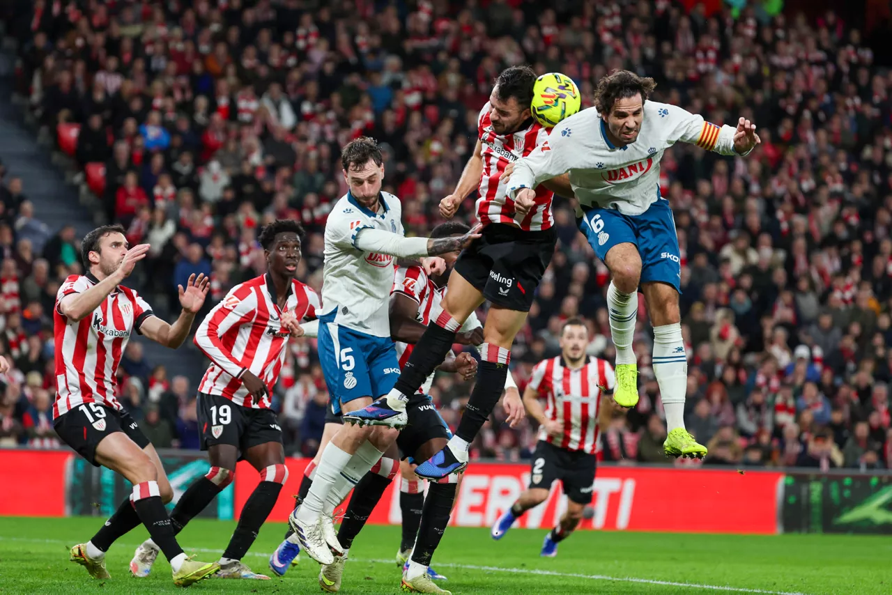BILBAO, 22/12/2025.- El defensa uruguayo del Espanyol Leandro Cabrera (d) salta por el balón con Andoni Gorosabel, del Athletic Club, durante el partido de la jornada 17 de LaLiga que Athletic Club de Bilbao y RCD Espanyol disputan este lunes en San Mamés. EFE/Luis Tejido
