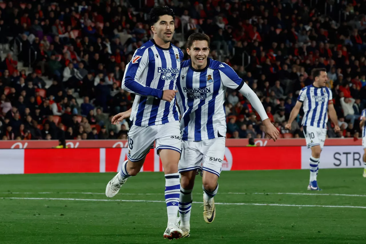 PALMA, 28/02/2026.- El delantero de la Real Sociedad Carlos Soler (i) celebra su gol, el primero del equipo donostiarra, durante el partido de la jornada 26 de LaLiga entre el RCD Mallorca y la Real Sociedad, este sábado en el estadio de Son Moix, en Palma.- EFE/ Cati Cladera
