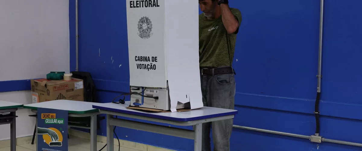 SAI PAULO (BRASIL), 25/10/2026.- Un hombre vota este domingo en colegio electoral en Sao Paulo, (Brasil) durante la segunda vuelta de las elecciones presidenciales. EFE/Sebastiao Moreira
