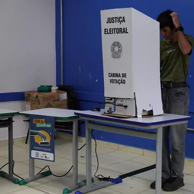 SAI PAULO (BRASIL), 25/10/2026.- Un hombre vota este domingo en colegio electoral en Sao Paulo, (Brasil) durante la segunda vuelta de las elecciones presidenciales. EFE/Sebastiao Moreira
