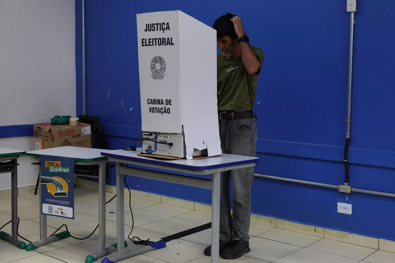 SAI PAULO (BRASIL), 25/10/2026.- Un hombre vota este domingo en colegio electoral en Sao Paulo, (Brasil) durante la segunda vuelta de las elecciones presidenciales. EFE/Sebastiao Moreira
