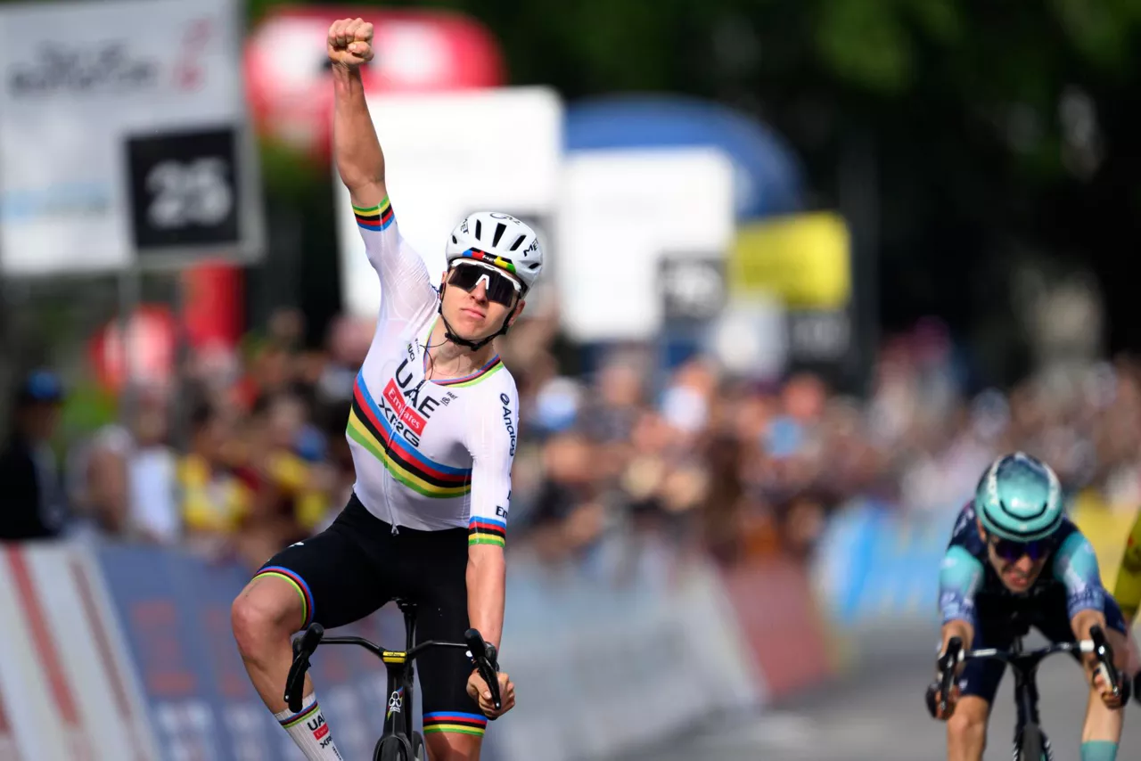 MARTIGNY (Switzerland), 29/04/2026.- Tadej Pogacar from Slovenia of UAE Team Emirates XRG celebrates winning the 1st stage of the Tour de Romandie over 171.2km from Martigny to Martigny, Switzerland, 29 April 2026. (Ciclismo, Eslovenia, Suiza) EFE/EPA/LAURENT GILLIERON
