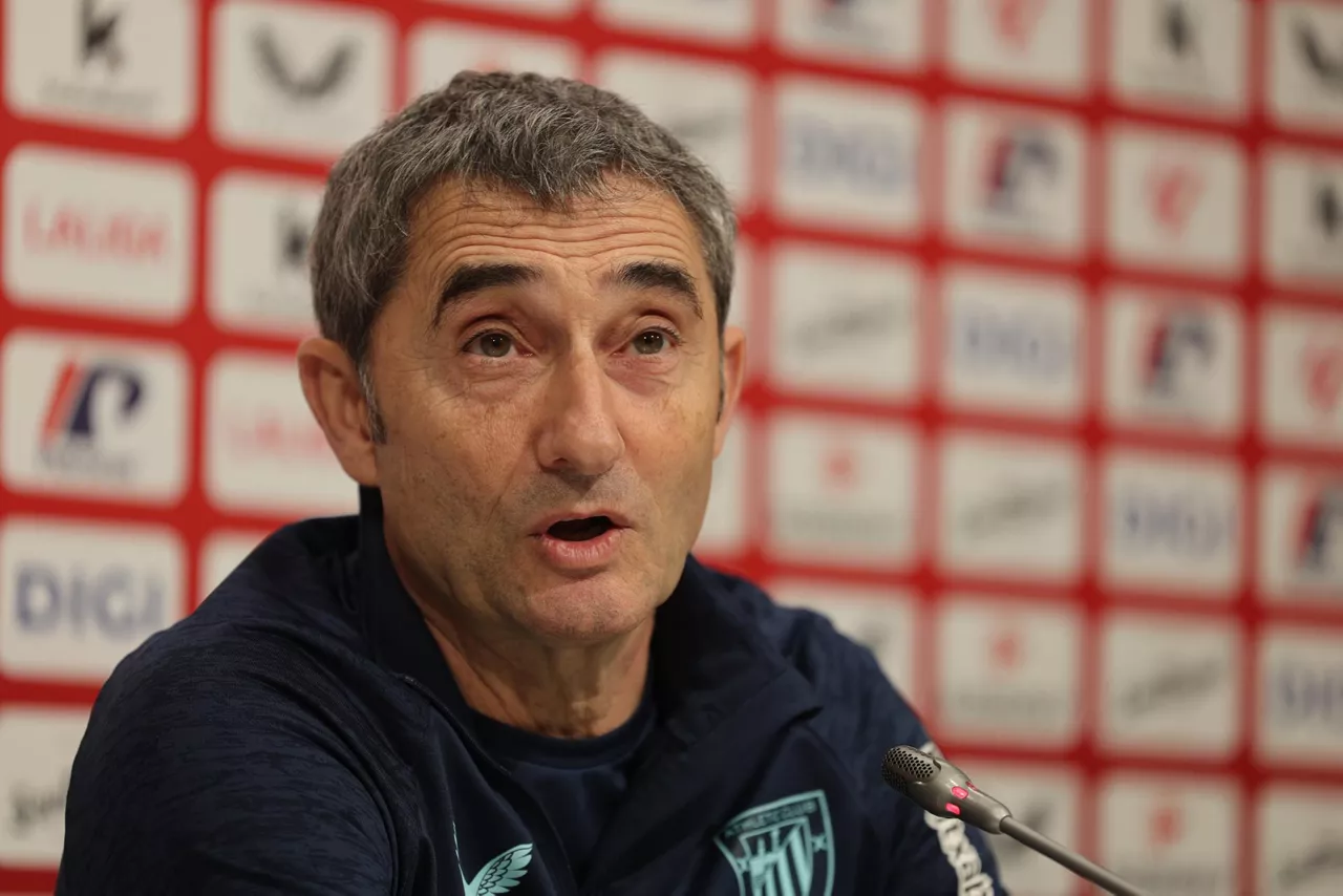 GRAFCAV032. LEZAMA (BIZKAIA), 19/02/2026.-El entrenador del Athletic de Bilbao Ernesto Valverde en rueda de prensa previa al partido de mañana, entre el Athletic Club y Elche, que se miden en San Mamés en el duelo que abre la vigésimoquinta jornada de LaLiga EA Sports y enfrentará la tendencia al alza de los rojiblancos, con 7 puntos sumados de últimos 9, y la claramente a la baja de los franjiverdes, que no conocen la victoria en 2026.EFE/Luis Tejido
