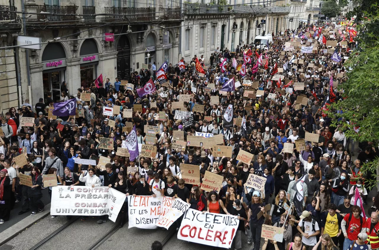 Montpellier (France), 08/10/2026.- Students march with placards, banners and flags during a demonstration over school conditions in Montpellier, southern France, 08 October 2026. A wave of nationwide protests by high school students has been sweeping across France since late September 2026, later joined by university students, over severe teacher shortages, overcrowded lecture halls and classrooms, resource deficits, and poor learning conditions. (Protestas, Francia) EFE/EPA/GUILLAUME HORCAJUELO
