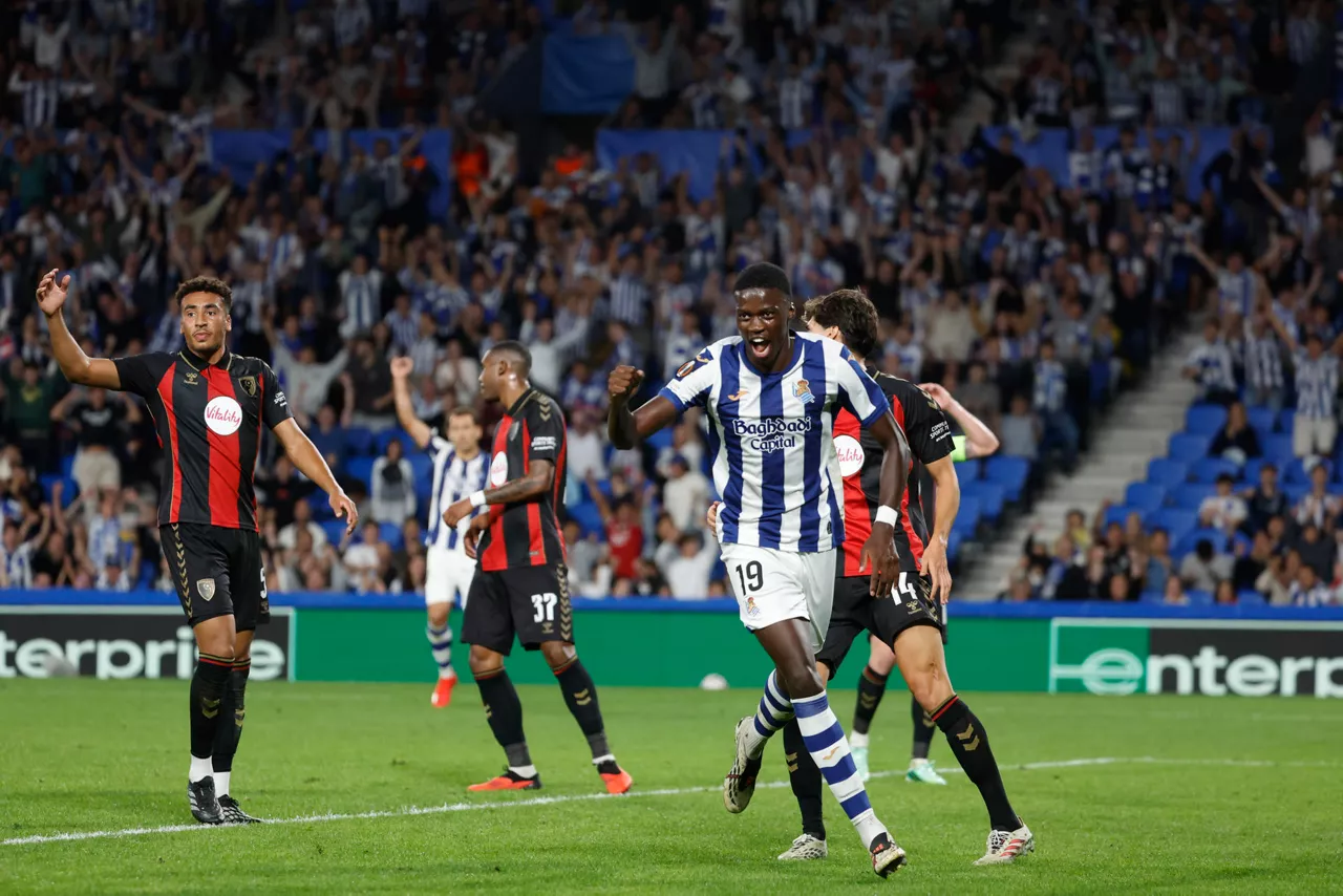 SAN SEBASTIÁN, 17/09/2026.- El defensa de la Real Mamadou Sarr celebra el 1-2, durante el partido de la Liga Europa que Real Sociedad y Bournemouth disputan este jueves en el estadio de Anoeta, en San Sebastián. EFE/Juan Herrero
