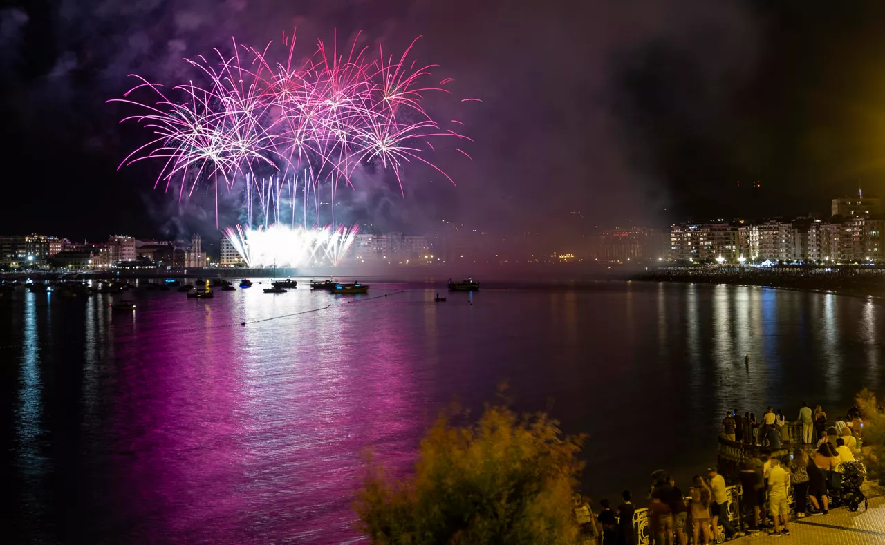 SAN SEBASTIÁN, 08/08/2026.- Vista de la colección de la Pirotecnia Alpujarreña (Granada), este sábado, en la primera jornada del 61 Concurso Internacional de Fuegos Artificiales de la Semana Grande de San Sebastián. EFE/Javier Etxezarreta
