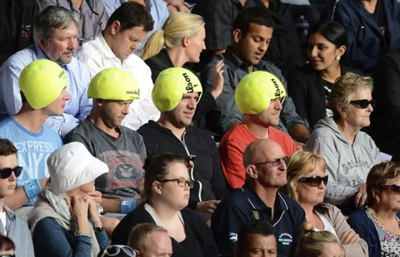 Adicionados en las gradas. Foto: EFE