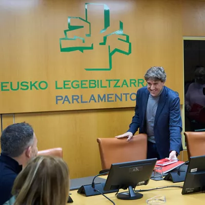 GRAFCAV9297. VITORIA, 30/01/2026.- El secretario general del PSE-EE, Eneko Andueza (c), ha presidido este viernes en Vitoria, junto con los cinco consejeros socialistas en el Gobierno Vasco, la reunión que el grupo parlamentario ha mantenido en el Parlamento Vasco. EFE/Adrián Ruiz-Hierro
