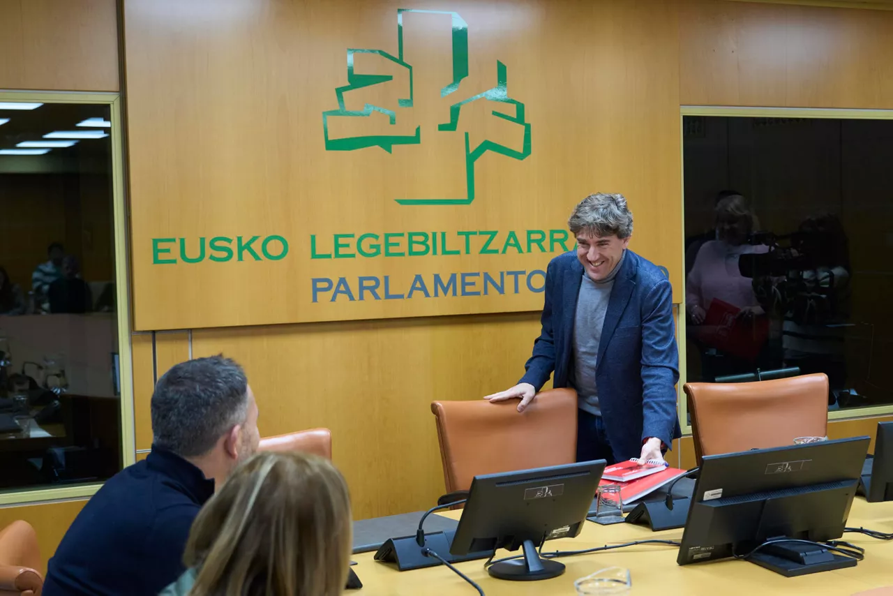 GRAFCAV9297. VITORIA, 30/01/2026.- El secretario general del PSE-EE, Eneko Andueza (c), ha presidido este viernes en Vitoria, junto con los cinco consejeros socialistas en el Gobierno Vasco, la reunión que el grupo parlamentario ha mantenido en el Parlamento Vasco. EFE/Adrián Ruiz-Hierro
