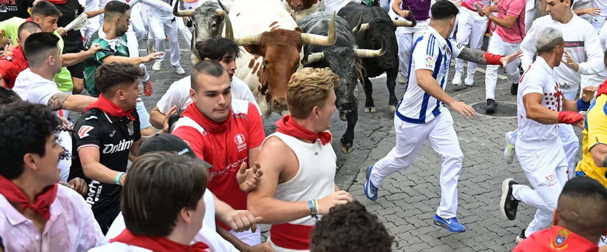 PAMPLONA, 08/07/2026.- Los toros de la ganadería gaditana de Cebada Gago a su paso por la curva de Telefónica en el segundo encierro de los Sanfermines 2026, este miércoles en Pamplona. EFE/Daniel Fernández Pérez
