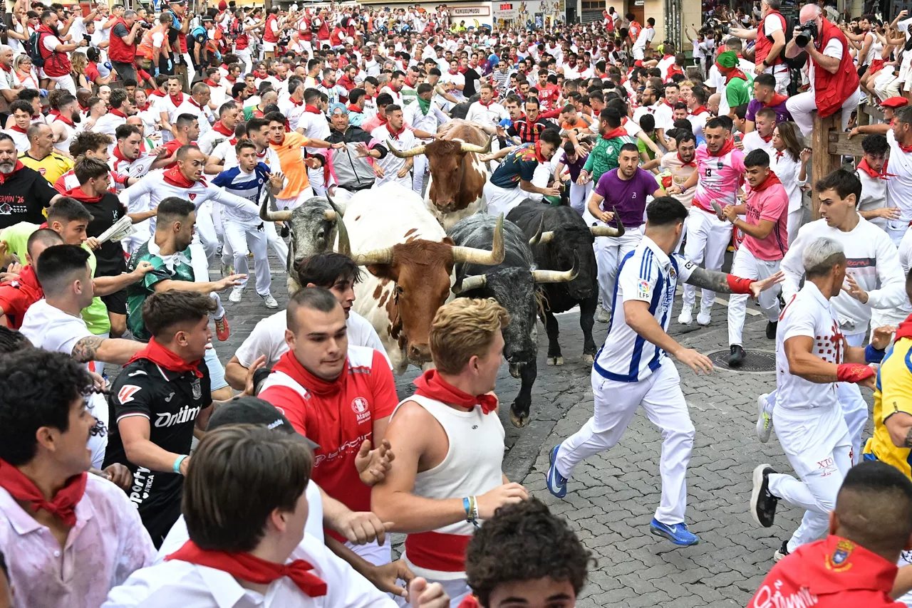 PAMPLONA, 08/07/2026.- Los toros de la ganadería gaditana de Cebada Gago a su paso por la curva de Telefónica en el segundo encierro de los Sanfermines 2026, este miércoles en Pamplona. EFE/Daniel Fernández Pérez

