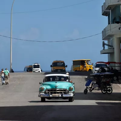 AME1165. LA HABANA (CUBA), 06/03/2026.- Fotografía que muestra vehículos transitando por una calle este jueves, en La Habana (Cuba). Cuba sigue este viernes tratando de devolver su Sistema Eléctrico Nacional (SEN) al ya precario estado previo al corte masivo del miércoles, que dejó sin corriente ni telefonía -y temporalmente sin radio, televisión ni gas- a seis millones de personas en dos tercios del país. EFE/ Ernesto Mastrascusa
