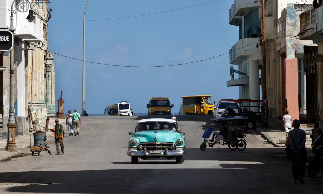 AME1165. LA HABANA (CUBA), 06/03/2026.- Fotografía que muestra vehículos transitando por una calle este jueves, en La Habana (Cuba). Cuba sigue este viernes tratando de devolver su Sistema Eléctrico Nacional (SEN) al ya precario estado previo al corte masivo del miércoles, que dejó sin corriente ni telefonía -y temporalmente sin radio, televisión ni gas- a seis millones de personas en dos tercios del país. EFE/ Ernesto Mastrascusa
