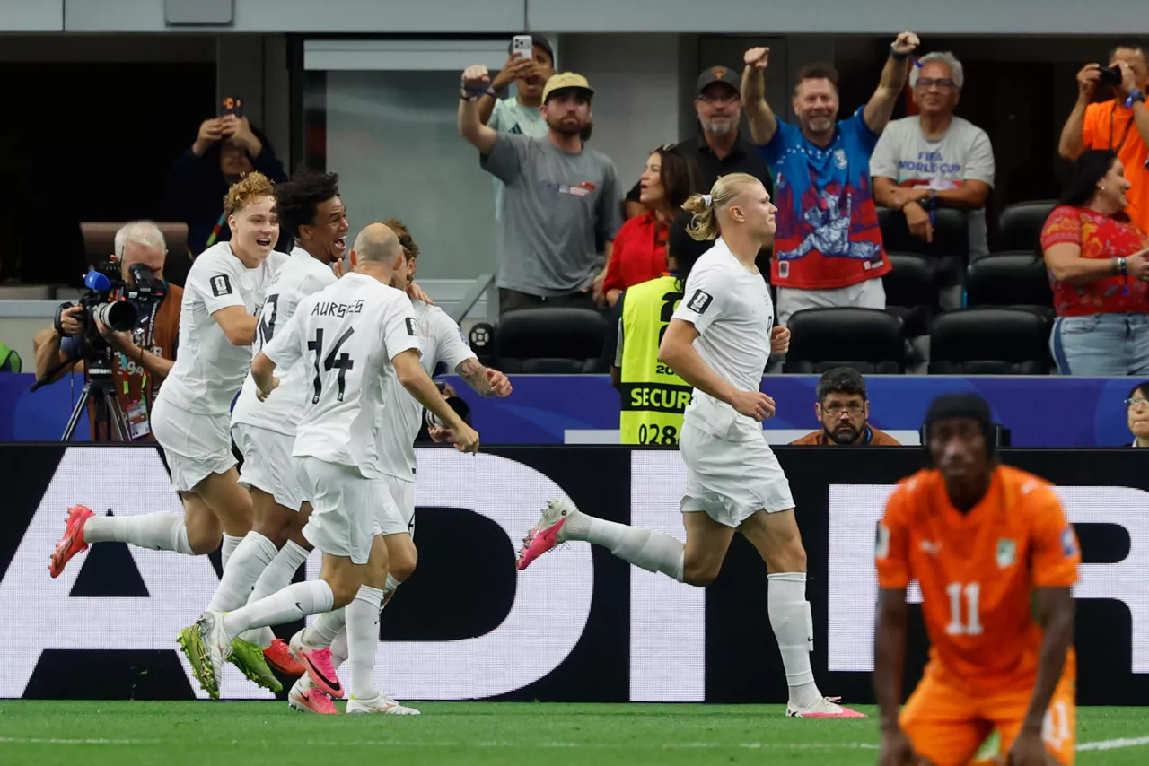 ARLINGTON (EEUU), 30/06/2026.- El delantero de Noruega Erling Haaland (d) celebra tras anotar el segundo gol de su equipo durante el partido de eliminatoria del Mundial 2026 que disputan las selecciones nacionales de Costa de Marfil y Noruega este martes, en el AT&T Stadium de Arlington, Texas (EEUU). EFE/ Mariscal
