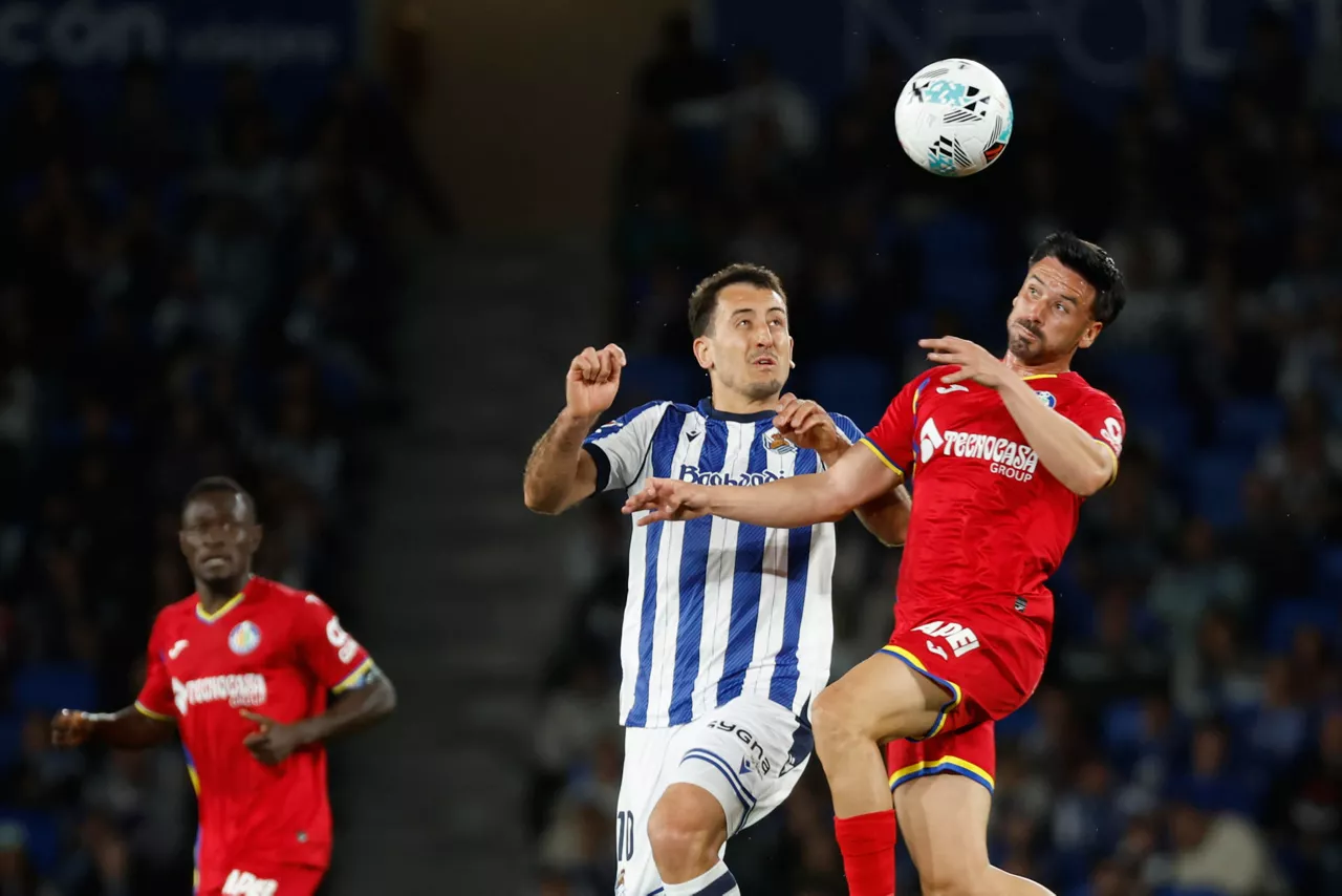 SAN SEBASTIÁN, 22/04/2026.- El defensa del Getafe Juan Iglesias (d) pelea un balón con el delantero de la Real Sociedad Mikel Oyarzábal durante el partido de la jornada 33 de LaLiga entre la Real Sociedad y Getafe CF, este miércoles en el estadio de Anoeta en San Sebastián. EFE/Juan Herrero
