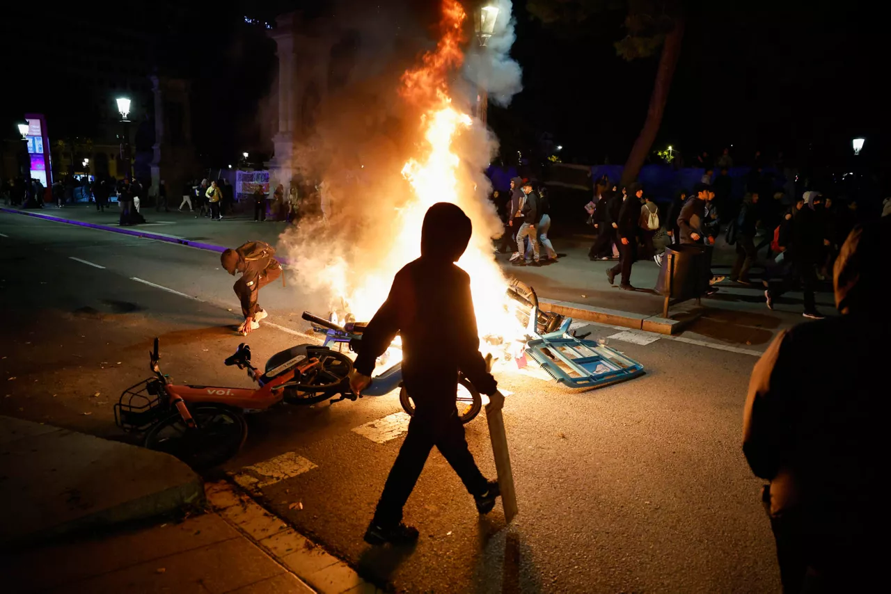 Barcelona, 24/10/2026.- Decenas de estudiantes se han concentrado este sábado en la plaza Catalunya de Barcelona en una protesta convocada por redes sociales que ha derivado en incidentes y enfrentamientos con los Mossos d'Esquadra. EFE / Alberto Estevez.
