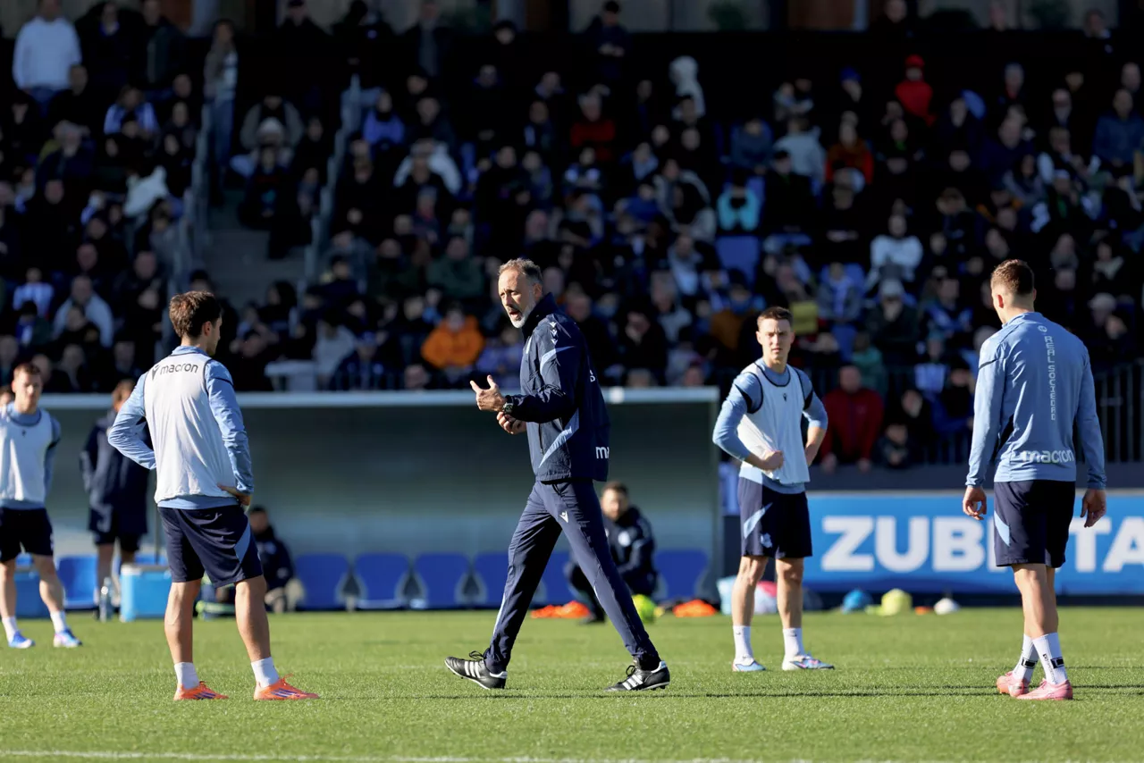 SAN SEBASTIÁN (ESPAÑA), 29/12/2025.- El entrenador estadounidense, Pellegrino Matarazzo (c) dirige este lunes en las instalaciones de Zubieta, su primer entrenamiento como técnico de la Real Sociedad. EFE/Javi Colmenero
