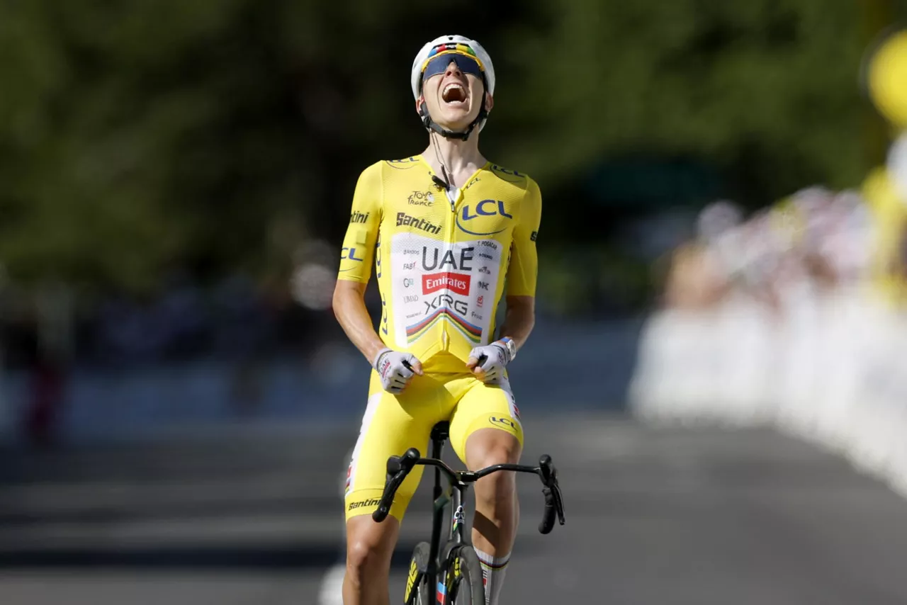 LE LIORAN (France), 14/07/2026.- Yellow Jersey overall leader Slovenian cyclist Tadej Pogacar of UAE Team Emirates XRG celebrates as he crosses the finish line to win Stage 10 of the Tour de France, a 166.6 km route from Aurillac to Le Lioran, France, 14 July 2026. (Ciclismo, Francia) EFE/EPA/GUILLAUME HORCAJUELO
