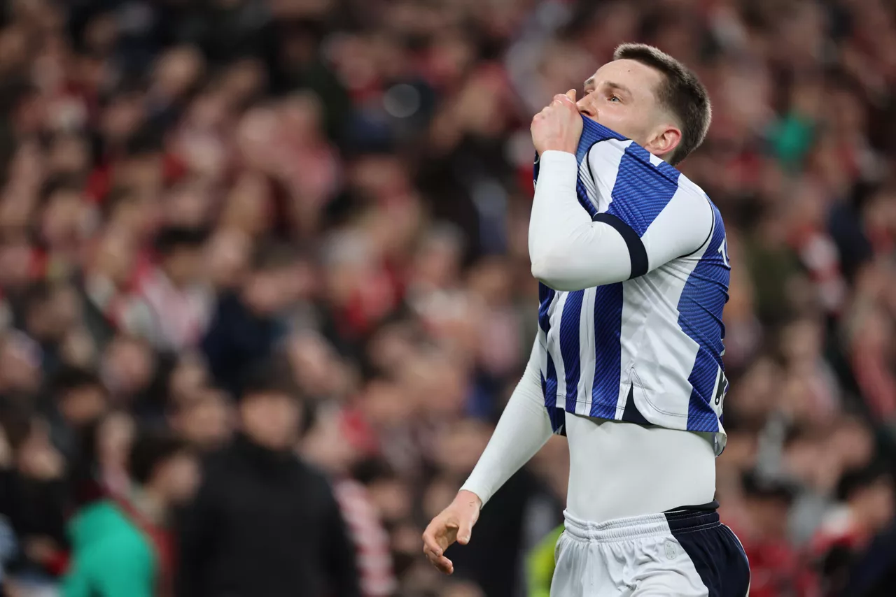 BILBAO, 11/02/2026.- El centrocampista de la Real Sociedad, Beñat Turrientes, celebra el primer gol del equipo donostiarra durante el partido de ida de la semifinales de la Copa del Rey que Athletic Club y Real Sociedad disputan este miércoles en el estadio de San Mamés, en Bilbao. EFE/ Luis Tejido
