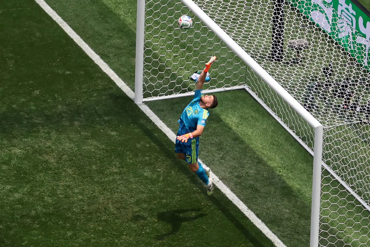 AME6765. LOS ÁNGELES (ESTADOS UNIDOS), 02/07/2026.- Unai Simón de España controla el balón este jueves, en un partido por los dieciseisavos de final del Mundial de la FIFA 2026 entre España y Austria en el estadio SoFi en Los Ángeles (Estados Unidos). EFE/ David Toro
