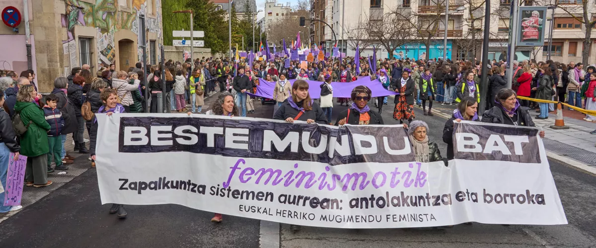 VITORIA, 08/03/2026.- El movimiento feminista de Vitoria se manifiesta con motivo del Día de la Mujer con el lema 'Otro mundo desde el feminismo. Frente a los sistemas de dominación: lucha y organización'. EFE/L. Rico
