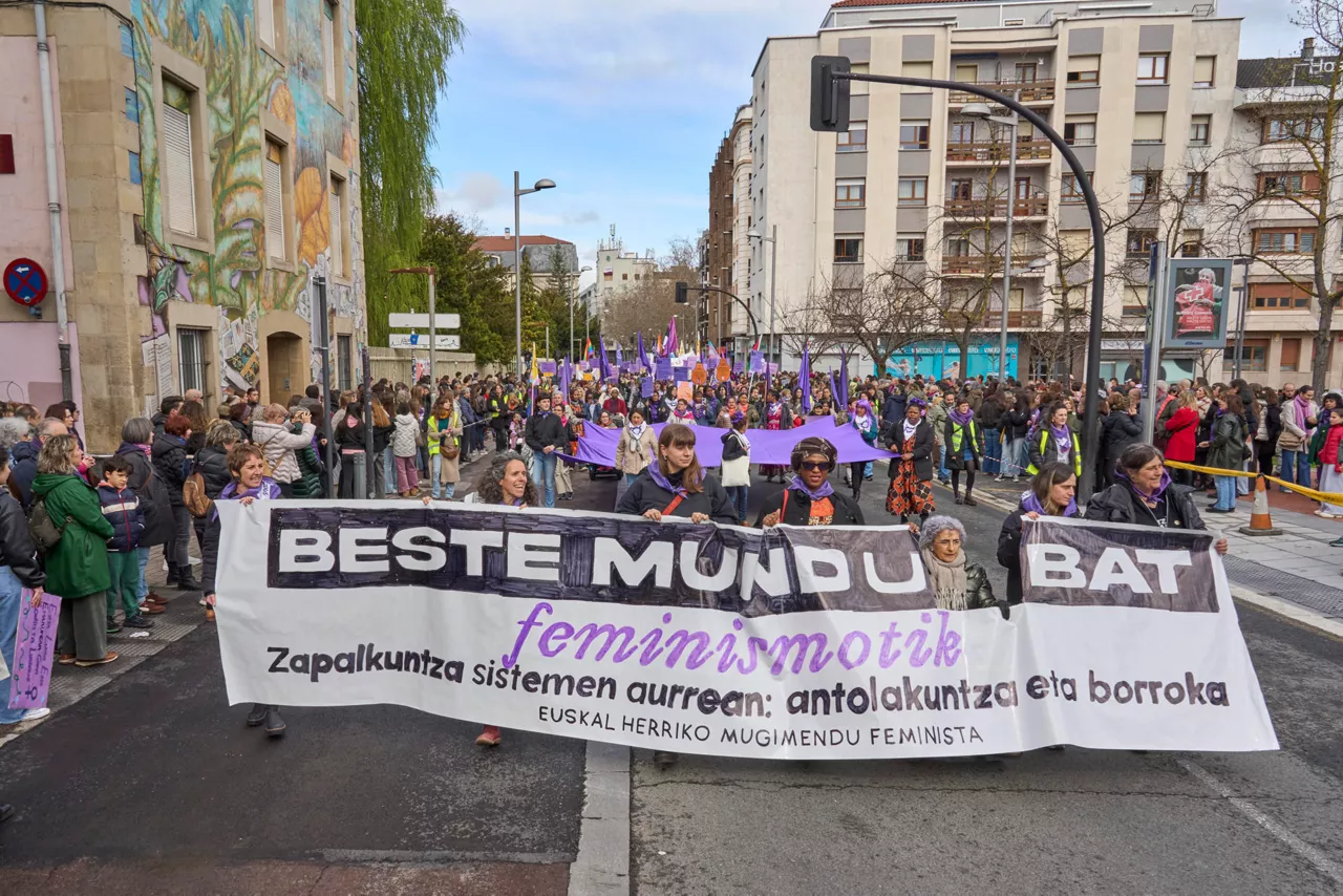 VITORIA, 08/03/2026.- El movimiento feminista de Vitoria se manifiesta con motivo del Día de la Mujer con el lema 'Otro mundo desde el feminismo. Frente a los sistemas de dominación: lucha y organización'. EFE/L. Rico
