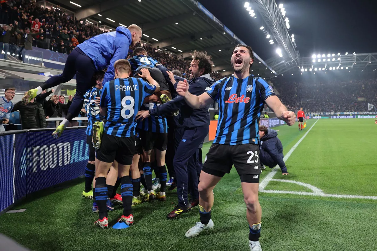 BERGAMO (Italy), 25/02/2026.- Atalanta players celebrate the 4-1 goal during the UEFA Champions League play-offs 2nd leg soccer match between Atalanta BC and Borussia Dortmund at the Bergamo Stadium in Bergamo, Italy, 25 February 2026. (Liga de Campeones, Italia) EFE/EPA/MICHELE MARAVIGLIA
