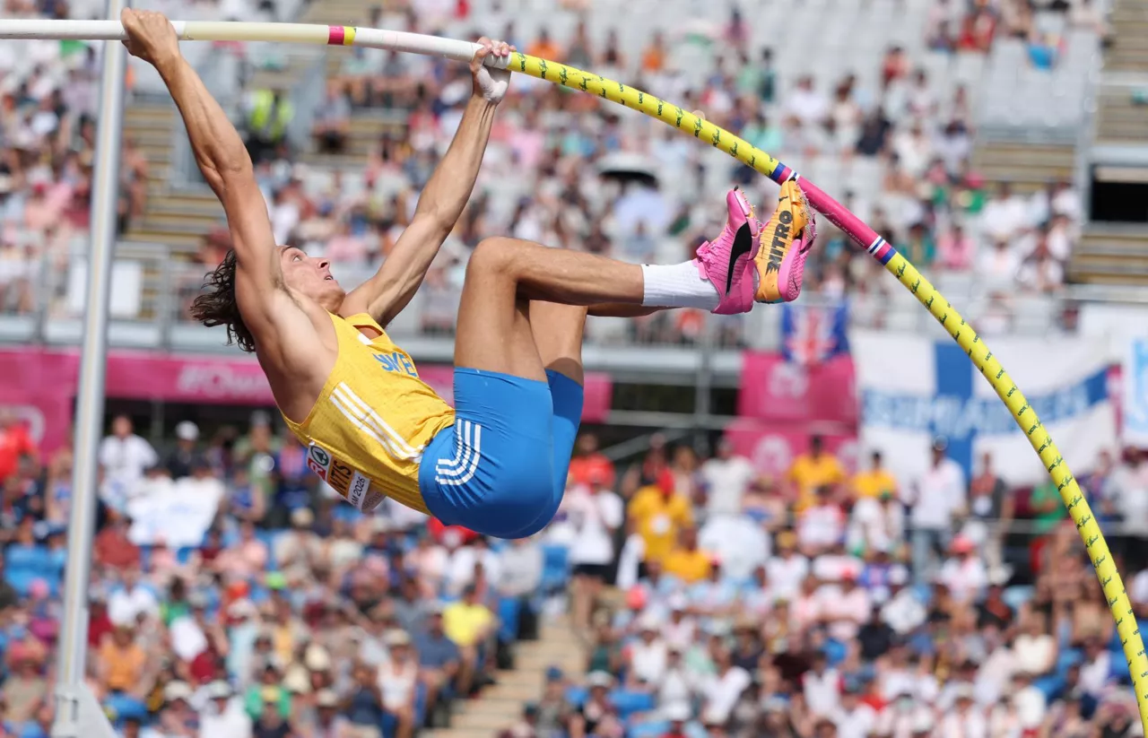 FOTODELDÍA - Birmingham (Reino Unido), 14/08/2026.- El sueco Armand Duplantis compite en la prueba de salto con pértiga masculino durante el Campeonato de Europa de Atletismo Birmingham 2026, en Birmingham (Reino Unido), el 14 de agosto de 2026. EFE/ADAM VAUGHAN
