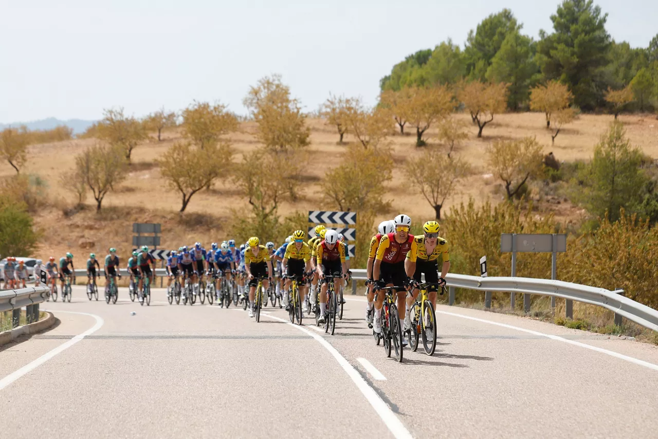 ALCARAZ (ALBACETE), 01/09/2026.- Ciclistas compiten durante la décima etapa de la Vuelta a España, este martes, en Alcaraz, Albacete. Tras la jornada de descanso del lunes se reanuda La Vuelta a España con la décima etapa, entre Alcaraz y Elche de la Sierra, de 184,7 kilómetros de recorrido, jornada sinuosa, exigente, con casi 3.000 metros de desnivel que darán opciones a los aventureros. EFE/Javier Lizón
