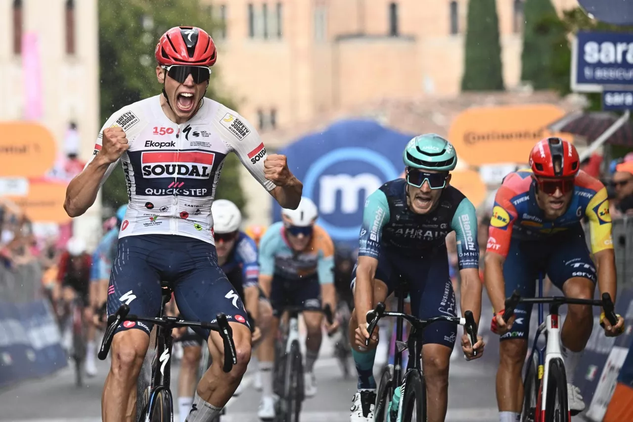 PIEVE DI SOLIGO (Italy), 28/05/2026.- French rider Paul Magnier of Soudal Quick-Step Team celebrates crossing the finish line to win the 18th stage of the 109 Giro d'Italia 2026, a 171 km race from Fai Della Paganella to Pieve di Soligo, Italy, 28 May 2026. (Ciclismo, Italia) EFE/EPA/LUCA ZENNARO
