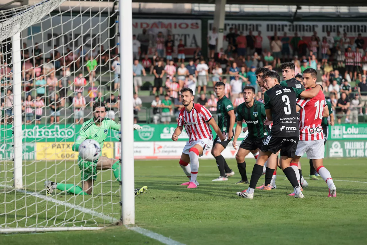 SESTAO (VIZCAYA), 22/07/2026.- Los jugadores del Atheltic marcan el 0-1 durante el encuentro amistoso de pretemporada entre Sestao River y Athletic Club Bilbao celebrado este miércoles en Sestao (Vizcaya). EFE/ Luis Tejido
