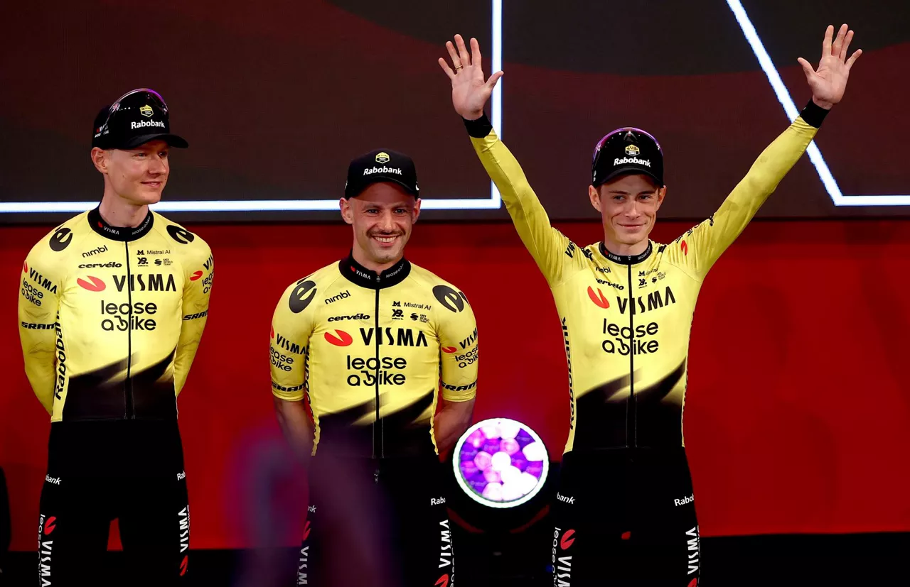 BURGAS (Bulgaria), 06/05/2026.- Danish cyclist Jonas Vingegaard (R) of Team Visma | Lease a Bike waves during the Teams Presentation of the 109th edition of the Giro d'Italia cycling race in Burgas, Bulgaria, 06 May 2026. (Ciclismo) EFE/EPA/BORISLAV TROSHEV
