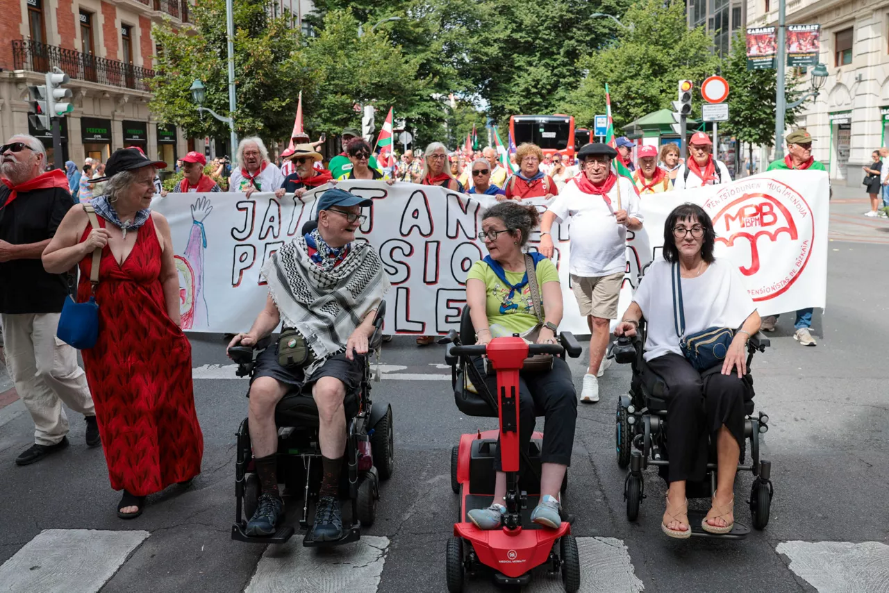 BILBAO, 24/08/2026.- Cientos de personas han vuelto a reivindicar este lunes en las calles de Bilbao unas pensiones públicas 'dignas', en esta ocasión en un ambiente festivo, a ritmo de txistu y tamboril, en plena Aste Nagusia bilbaína. EFE/Luis Tejido
