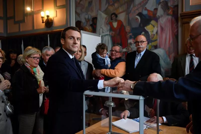 MACRON  FRANTZIAKO HAUTESKUNDEAK LEHEN ITZULIA EFE