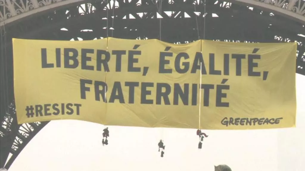 Greenpeace Eiffel dorrea Paris pankarta Le Pen EITB