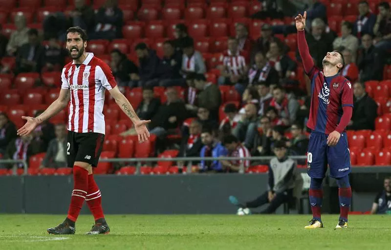 Raúl García y Bardhi, dos de los protagonistas del partido. Foto: EFE