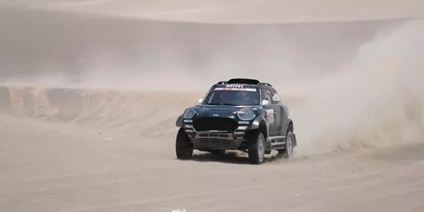 El piloto español Nani Roma (Mini) corre la sexta etapa del Rally Dakar 2019, entre Arequipa y San Juan de Marcona (Perú). 