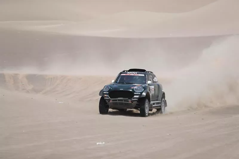 El piloto español Nani Roma (Mini) corre la sexta etapa del Rally Dakar 2019, entre Arequipa y San Juan de Marcona (Perú). 