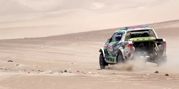 El piloto peruano Nicolás Fuchs (Proto) corre la sexta etapa del Rally Dakar 2019, entre Arequipa y San Juan de Marcona (Perú). 