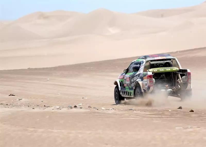 El piloto peruano Nicolás Fuchs (Proto) corre la sexta etapa del Rally Dakar 2019, entre Arequipa y San Juan de Marcona (Perú). 