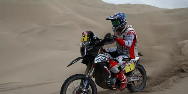 El piloto español Oriol Mena (Speedbrain) corre la sexta etapa del Rally Dakar 2019, entre Arequipa y San Juan de Marcona (Perú). 