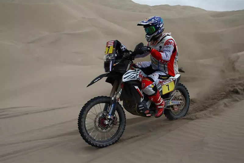El piloto español Oriol Mena (Speedbrain) corre la sexta etapa del Rally Dakar 2019, entre Arequipa y San Juan de Marcona (Perú). 