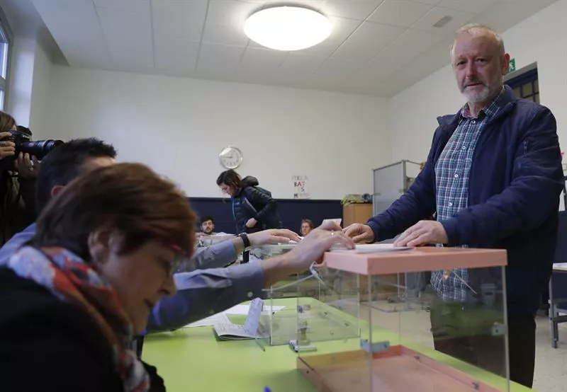 ROBERTO URIARTE ELKARREKIN PODEMOS BOZKATZEN EFE